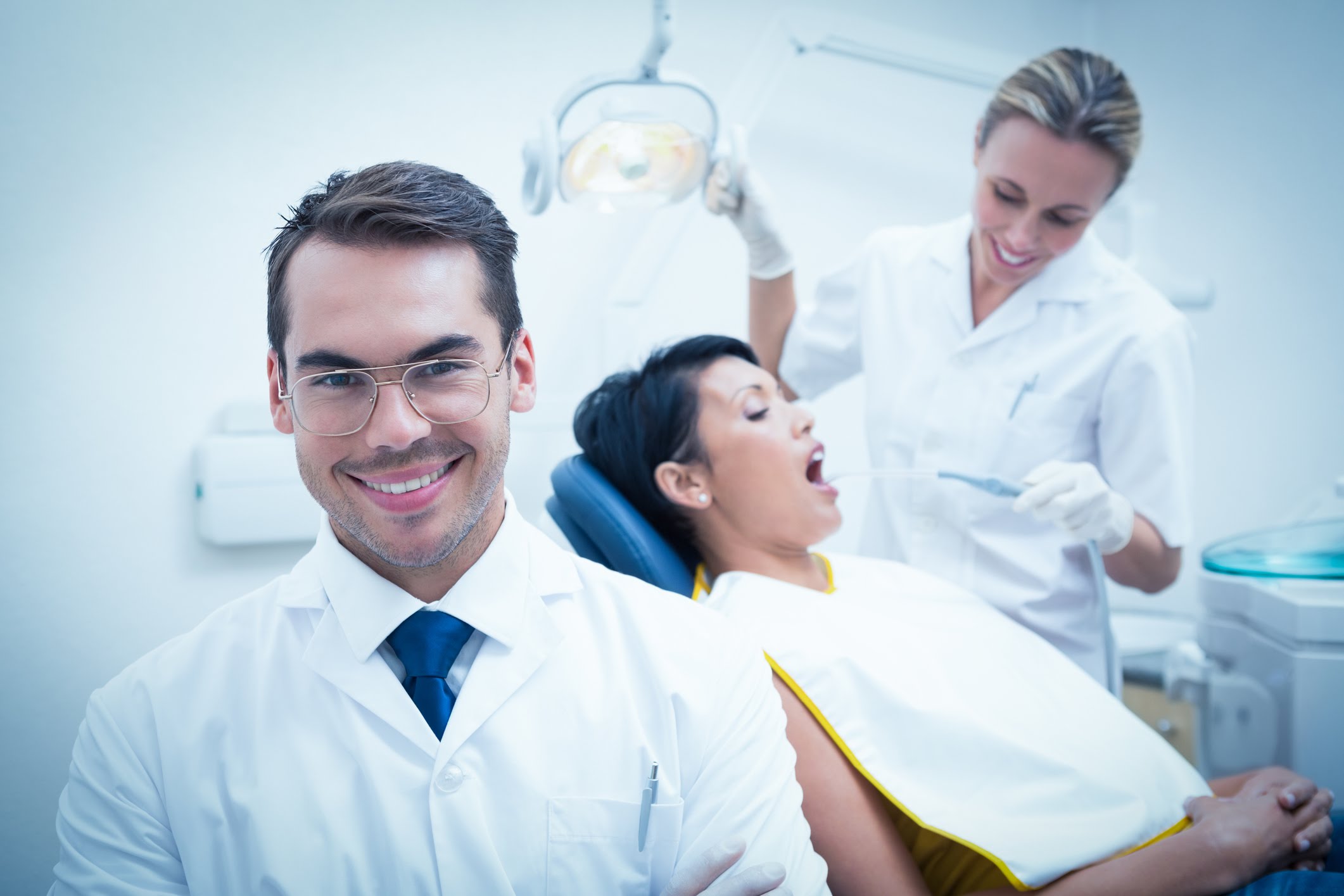 Задача врача стоматолога. Сайт стоматологии. Улыбающиеся люди стоматология. Стоматология врачи. Медсестра стоматологии.